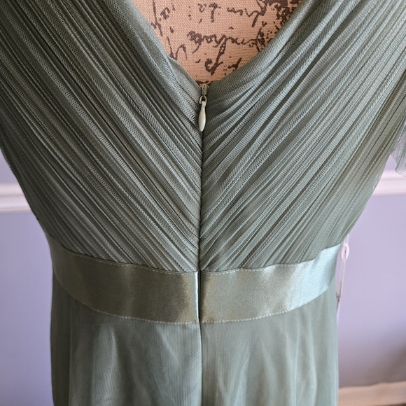 Elegant Green Evening Gown - Picture 7 of 8